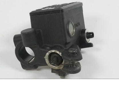 Framsidan på Bromshuvudcylinder från en Yamaha XJ 6 -2011 motorcykel.