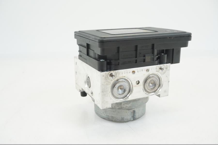 Vänster sida på ABS Modulator från en BMW S 1000 XR -2019 motorcykel.