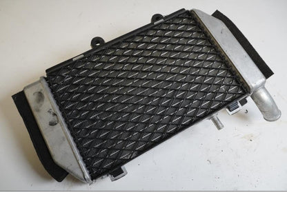 Framsidan på Vattenkyl från en Honda VFR 800 -2005 motorcykel.