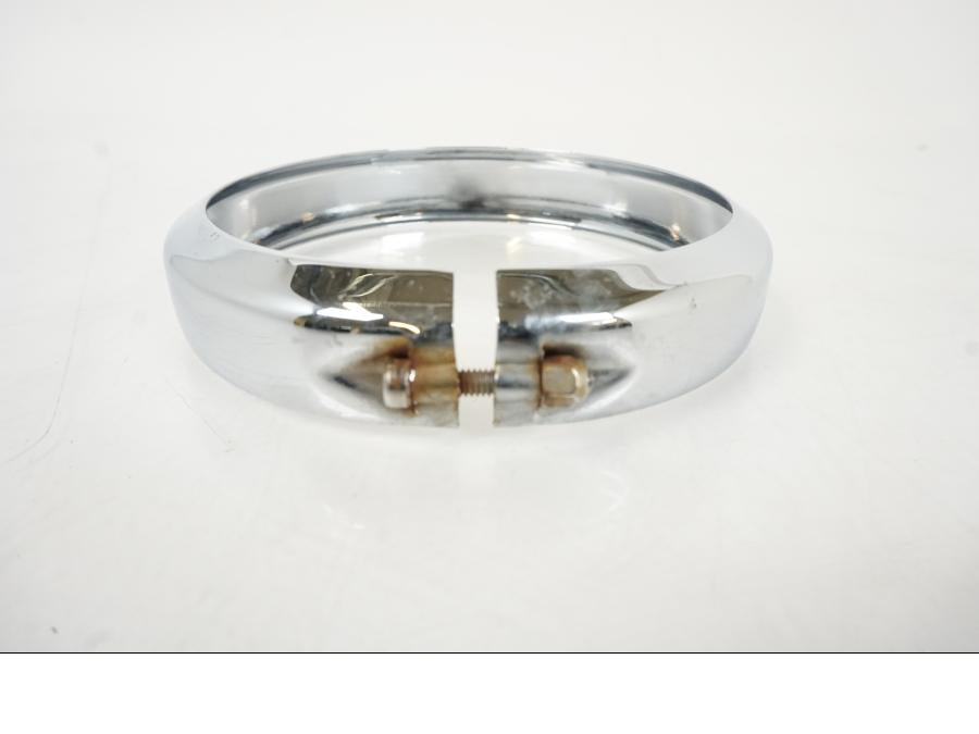 Vänster sida på Strålkastarkåpa från en H-D FLHC -2018 motorcykel.