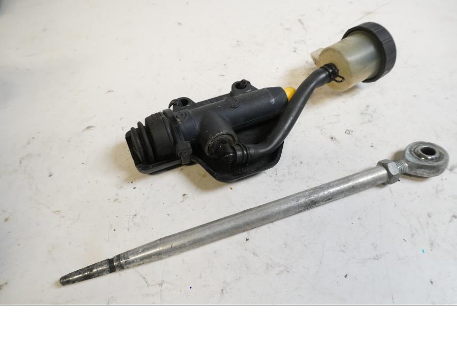 Framsidan på Bromshuvudcylinder från en KTM 625 SMC -2005 motorcykel.