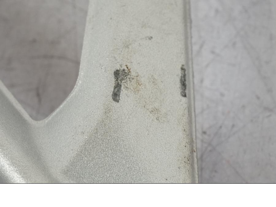 Baksidan på Fotpinnefäste från en BMW R 1250 GS -2023 motorcykel.