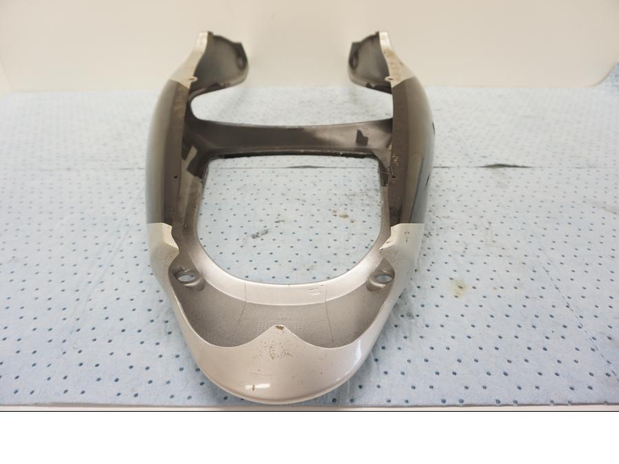 Snett uppifrån på Bakvinge från en Kawasaki ZX-6R -2000 motorcykel.