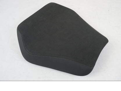 Framsidan på Sadel från en KTM 1290 Super Duke R EVO -2023 motorcykel.