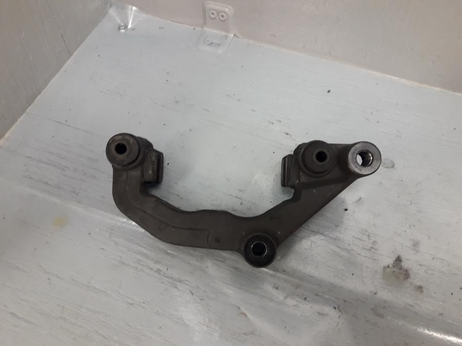 Framsidan på Bromsoksfäste från en Yamaha FZ-6 -2004 motorcykel.