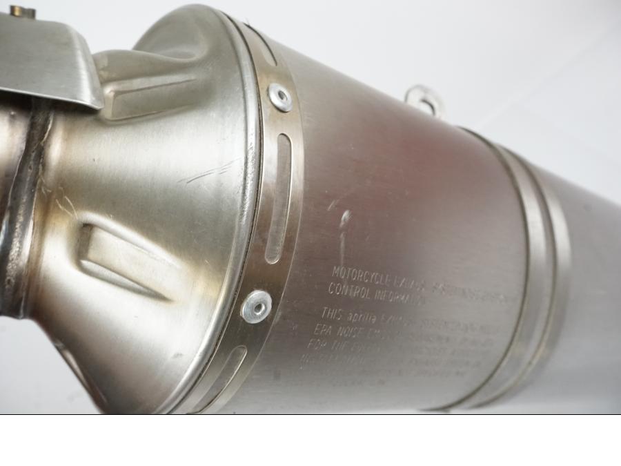 Extrabild1 på Ljuddämpare från en Aprilia RSV 1000 -2008 motorcykel.