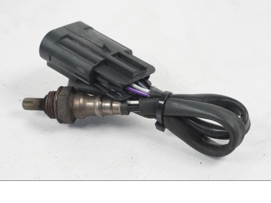 Höger sida på Lambdasond från en MV Agusta Dragster -2014 motorcykel.