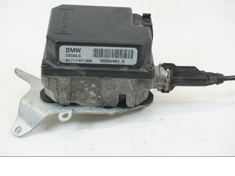 Baksidan på Farthållarservo från en BMW K 1200 LT -2004 motorcykel.