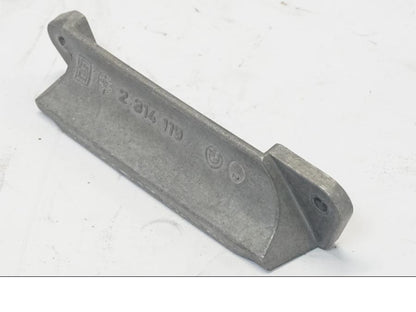 Snett uppifrån på Handtag från en BMW R 1150 RS -2004 motorcykel.