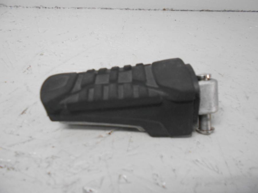 Framsidan på Fotpinne från en BMW S 1000 XR -2018 motorcykel.