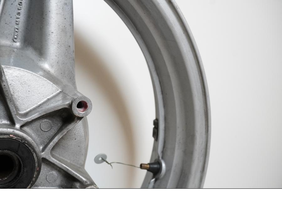 Extrabild5 på Fälg från en Honda CBR 1000 F -1987 motorcykel.