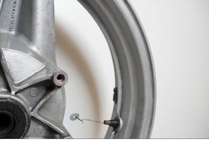 Extrabild5 på Fälg från en Honda CBR 1000 F -1987 motorcykel.