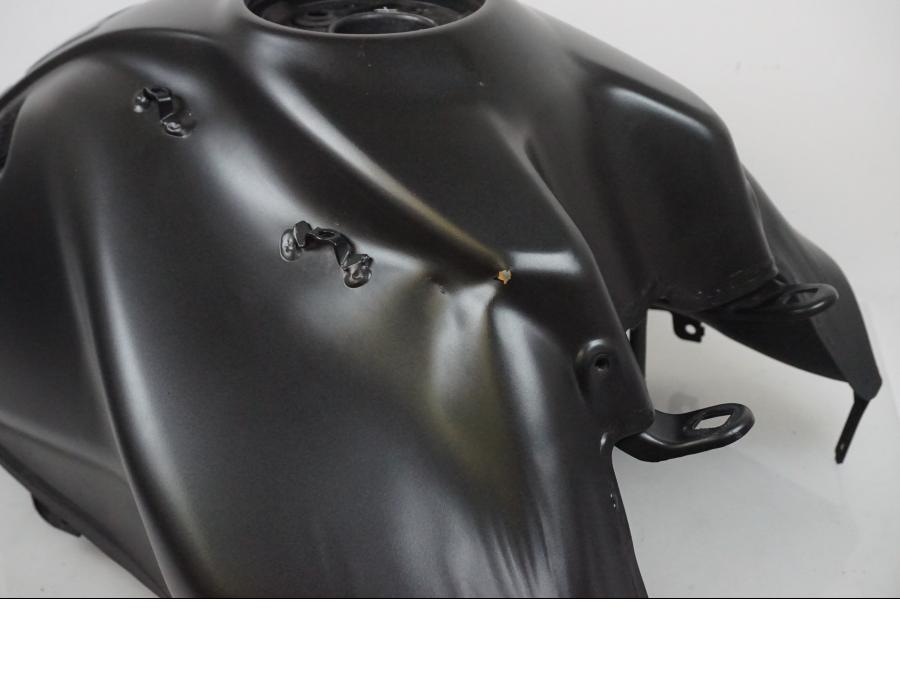 Snett nerifrån på Bensintank från en Ducati Monster 937 -2021 motorcykel.