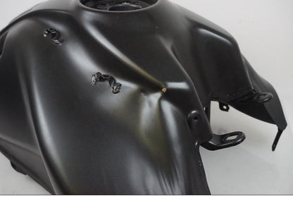 Snett nerifrån på Bensintank från en Ducati Monster 937 -2021 motorcykel.