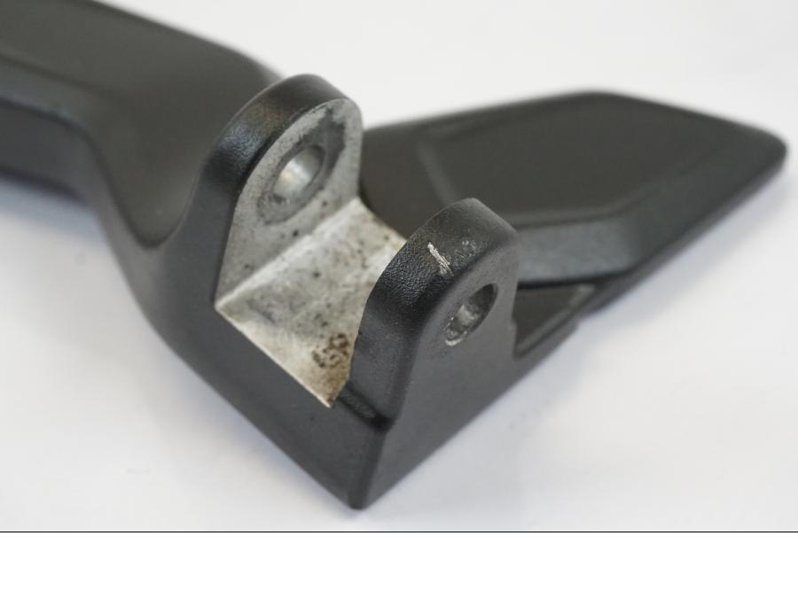 Baksidan på Fotpinnefäste från en Triumph Trident -2021 motorcykel.