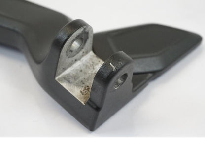 Baksidan på Fotpinnefäste från en Triumph Trident -2021 motorcykel.