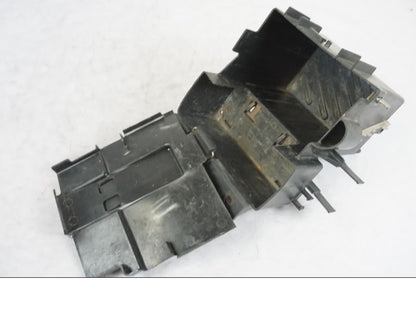 Snett nerifrån på Batterihållare från en Honda CBR 1000 F -1989 motorcykel.