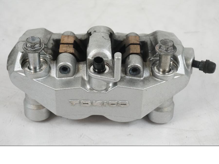 Framsidan på Bromsok från en Suzuki VZR 1800 -2009 motorcykel.