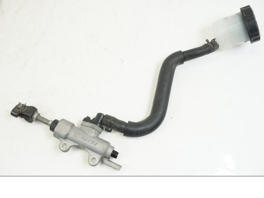 Framsidan på Bromshuvudcylinder från en Honda VFR 800 -2003 motorcykel.