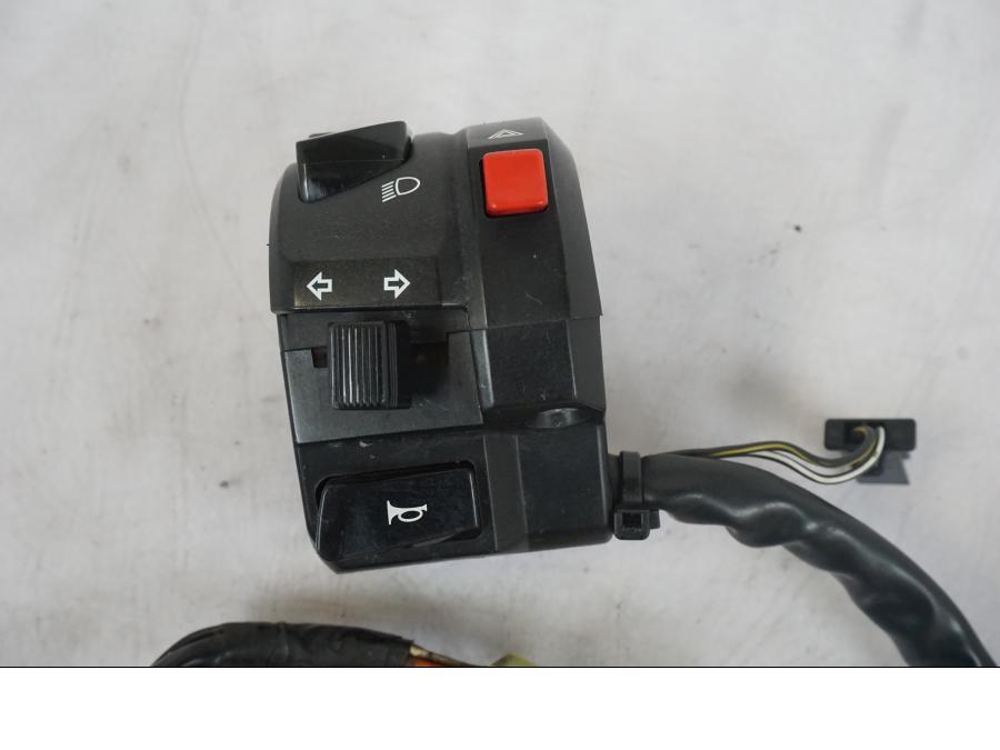 Baksidan på Styrelreglage från en Suzuki GSX-R 1000 -2005 motorcykel.