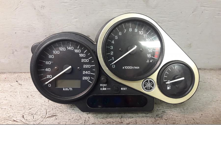 Framsidan på Instrumentpanel från en Yamaha FZ-S 600 -2000 motorcykel.