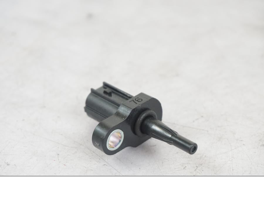 Framsidan på Luftburksensor från en Triumph Tiger 1200 -2018 motorcykel.