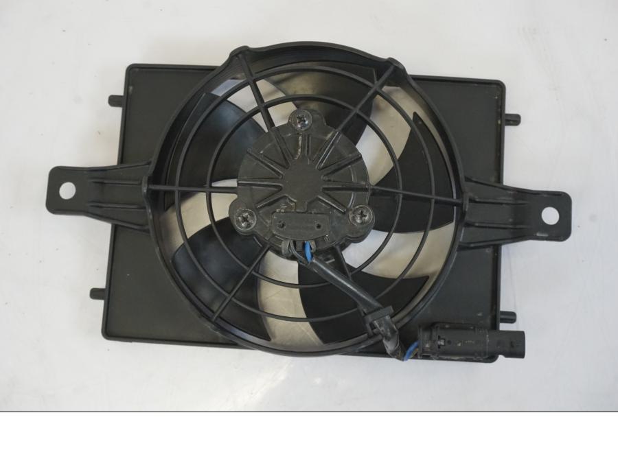 Vänster sida på Vattenkylfläkt från en BMW R 1250 GS -2019 motorcykel.