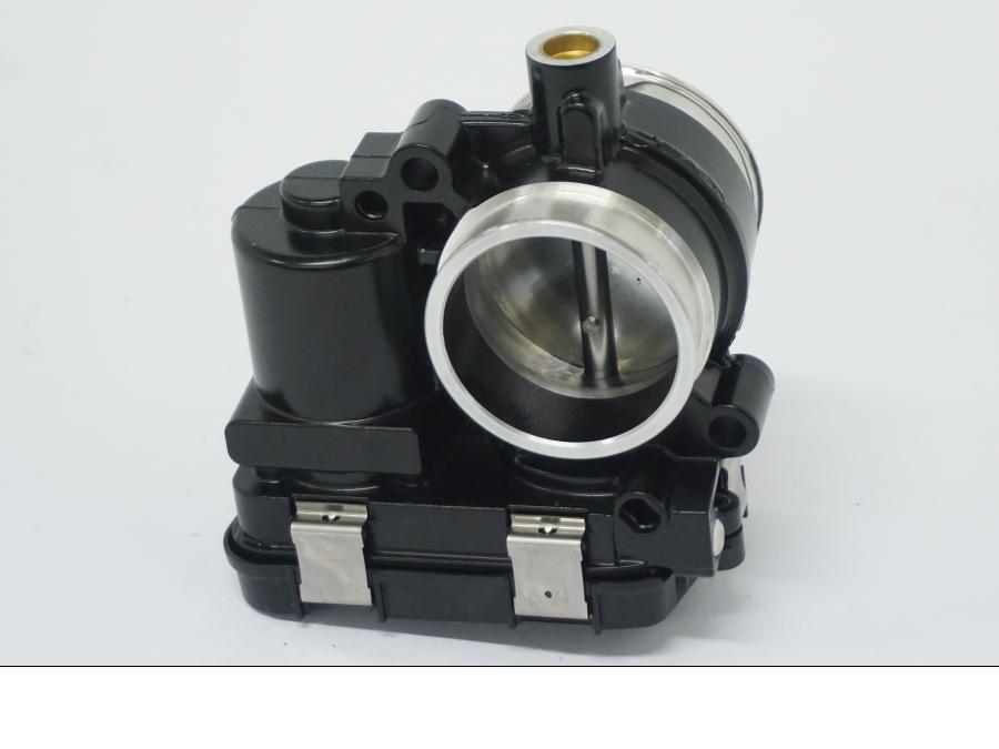 Snett nerifrån på Spjällhus från en BMW R 1250 GS -2022 motorcykel.