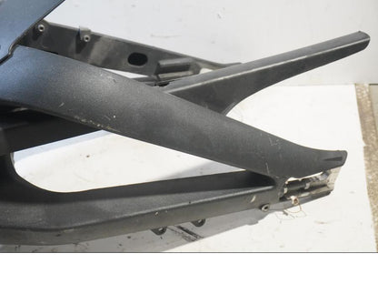 Vänster sida på Sving från en Triumph Daytona 675 -2011 motorcykel.