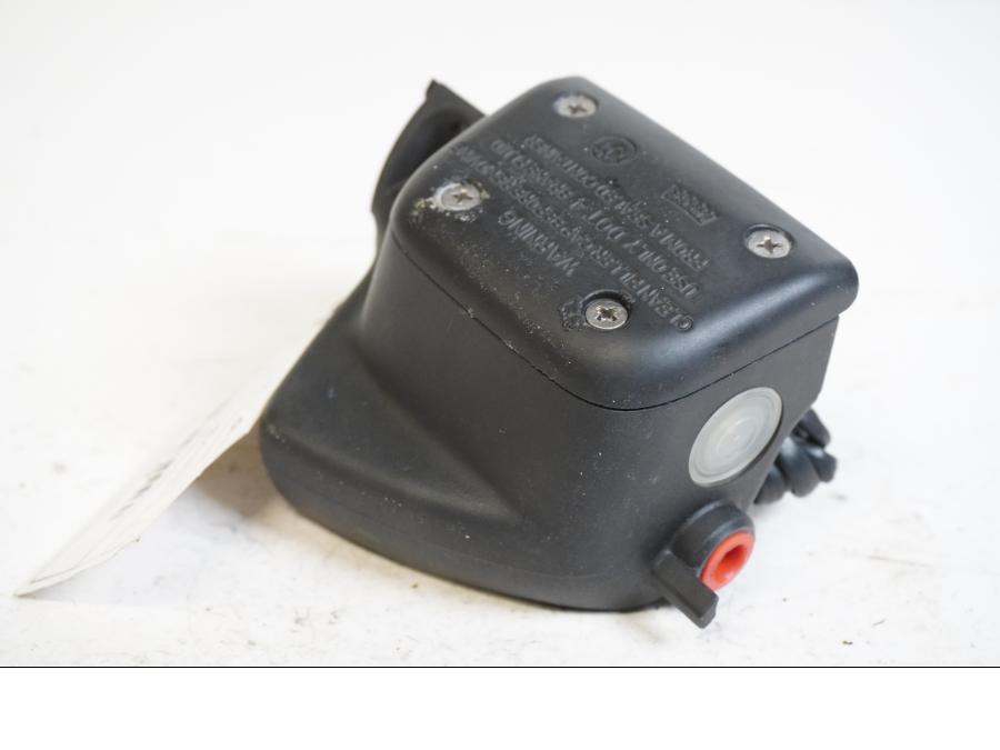 Framsidan på Bromshuvudcylinder från en BMW K 1200 LT -2004 motorcykel.