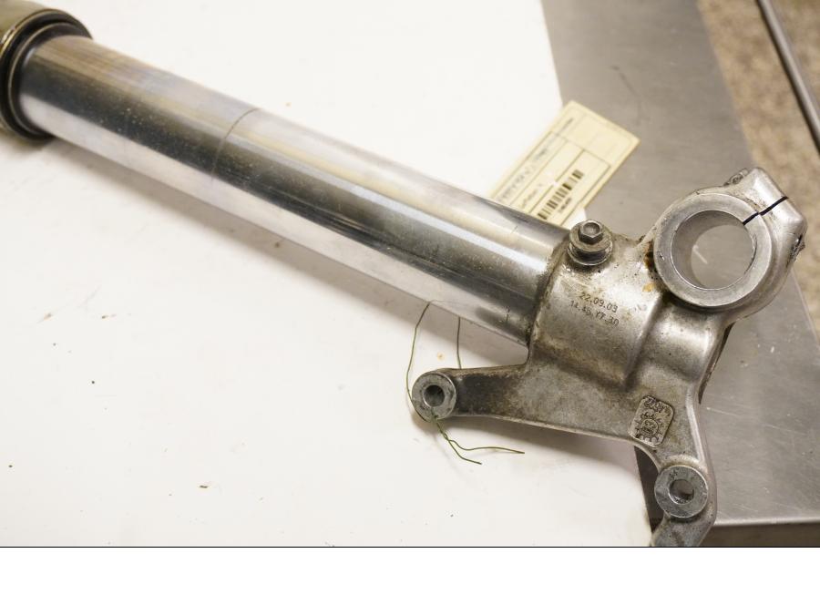 Snett uppifrån på Gaffelben från en Husaberg FE 02 -2004 motorcykel.