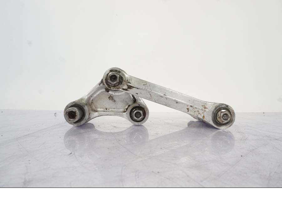 Baksidan på Stötdämparlänkage från en Honda CRF 1000 Africa Twin -2016 motorcykel.