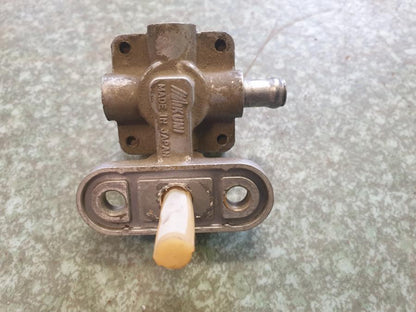 Höger sida på Bensinkran från en Suzuki GSX 750 -2002 motorcykel.