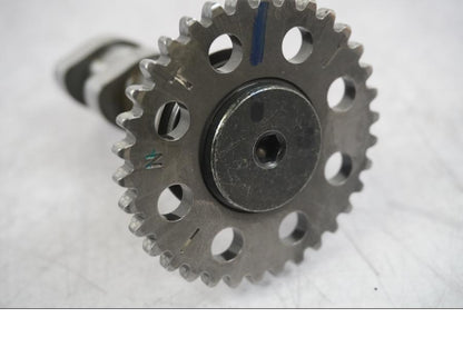 Höger sida på Kamaxel från en KTM 125 Duke -2017 motorcykel.