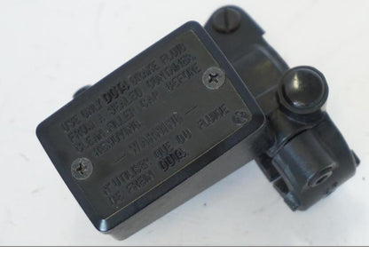 Höger sida på Bromshuvudcylinder från en Kawasaki ZR-7 -2001 motorcykel.