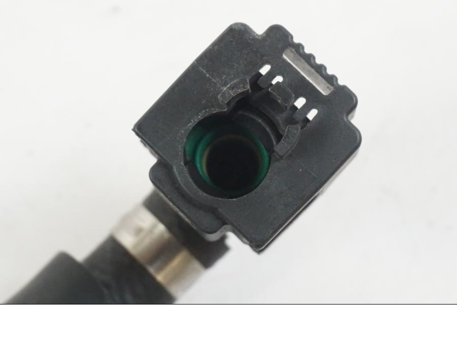 Snett nerifrån på Bensinledning från en Yamaha MT-07 -2019 motorcykel.