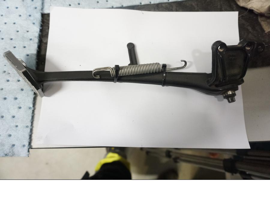 Baksidan på Sidostöd från en BMW K 1300 R -2011 motorcykel.