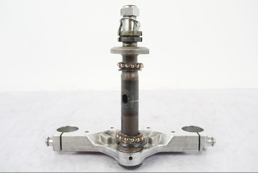 Snett nerifrån på Gaffelkrona från en Yamaha XVS 1100 -2000 motorcykel.