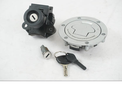 Framsidan på <p>Låssats från BMW K 1200 R Sport 2007.</p>

<p>1st nyckel och en plastkopia, sadellås, tanklock, tändningslås (saknas plastbit vid en av kontakterna).</p> motorcykel.