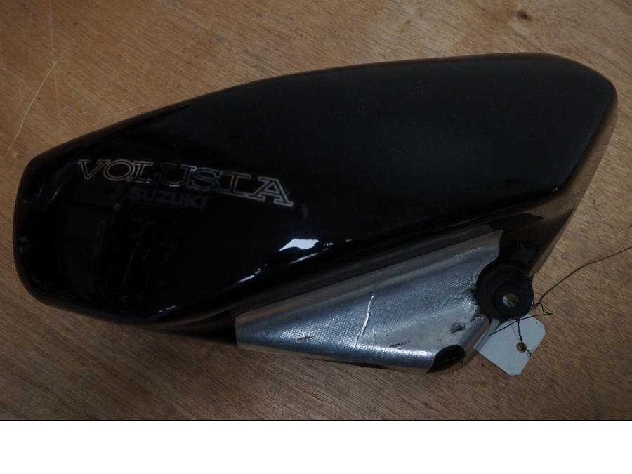 Baksidan på Sidopanel från en Suzuki VL 800 -2001 motorcykel.