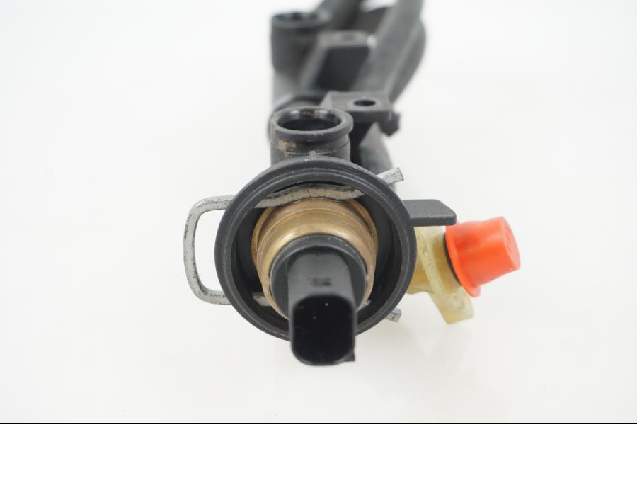 Höger sida på Fuel Rail från en BMW F 800 ST -2007 motorcykel.