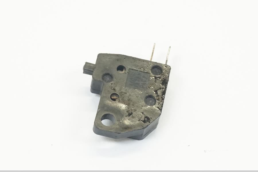 Baksidan på Bromsljuskontakt från en Kawasaki ZX-9R -2000 motorcykel.