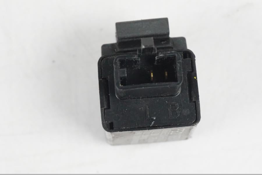 Snett uppifrån på Blinkersrelä från en Yamaha YZF 1000 R1 -2007 motorcykel.