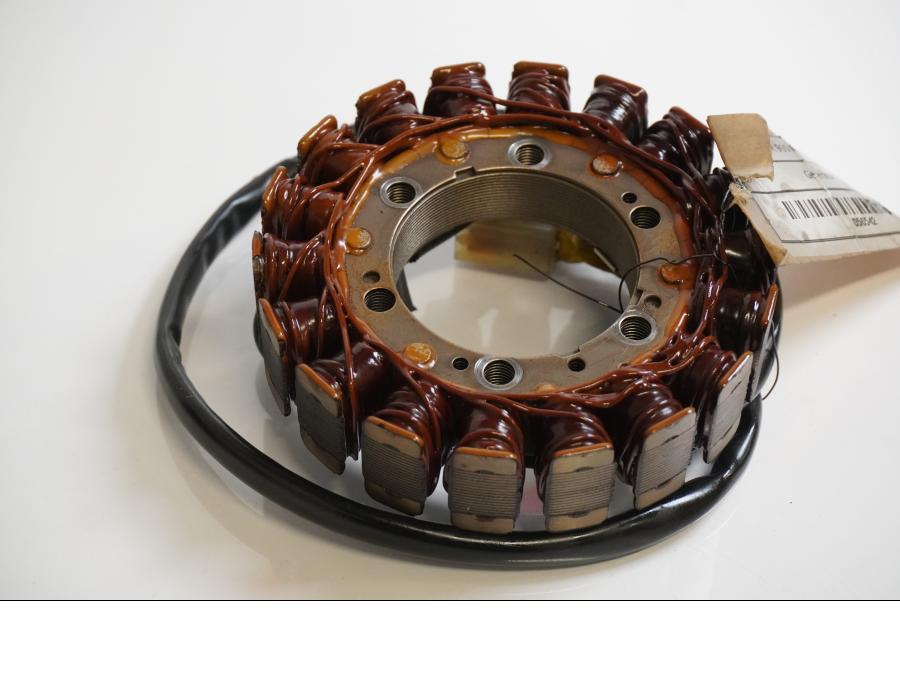 Framsidan på Generator från en Honda CBR 900 RR -1999 motorcykel.