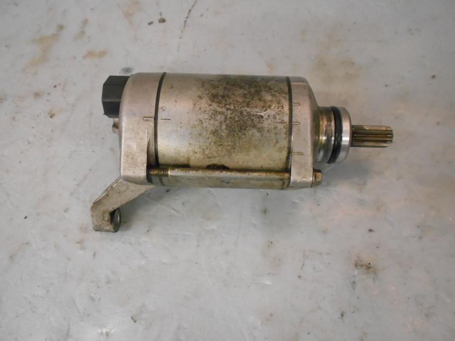 Framsidan på Startmotor från en Suzuki DL 650 -2013 motorcykel.