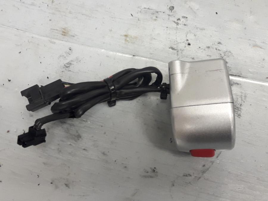 Baksidan på Styrelreglage från en Suzuki VL 800 -2009 motorcykel.