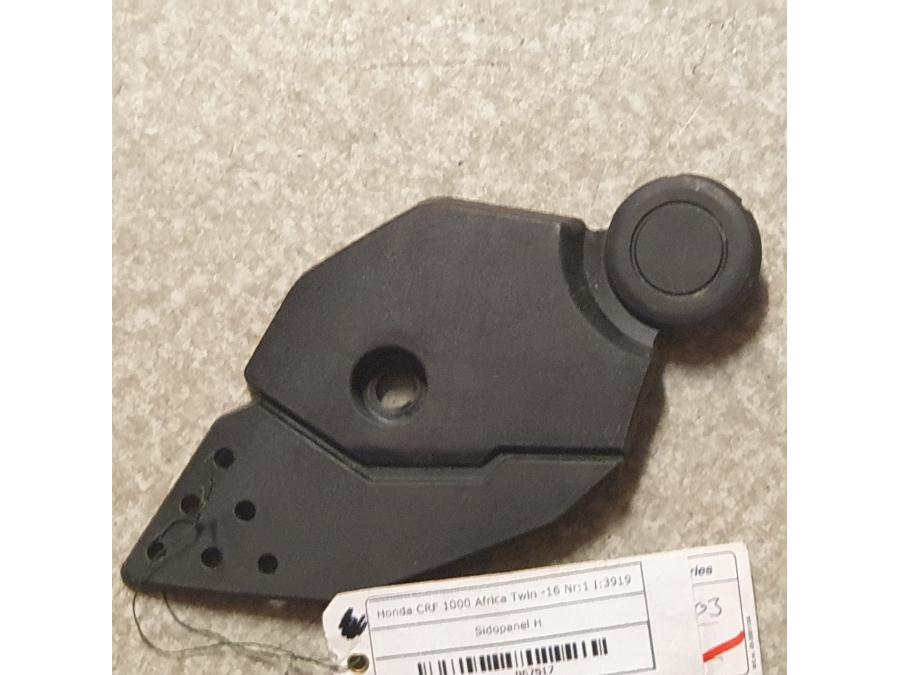 Framsidan på Sidopanel från en Honda CRF 1000 Africa Twin -2016 motorcykel.