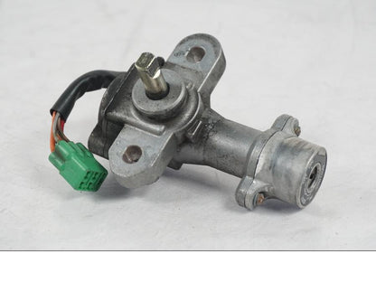 Extrabild1 på <p>Låssats från Suzuki VL 800 2004.</p>

<p>Tändningslås, tanklock, hjälmlås, lucklås och 2st nycklar.</p> motorcykel.