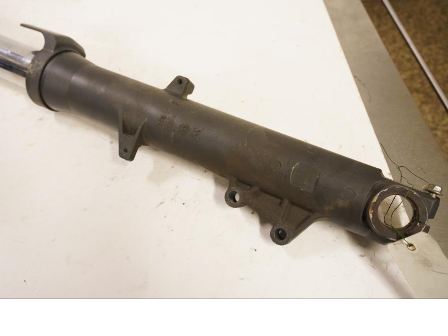 Vänster sida på Gaffelben från en Aprilia ETV 1000 -2002 motorcykel.