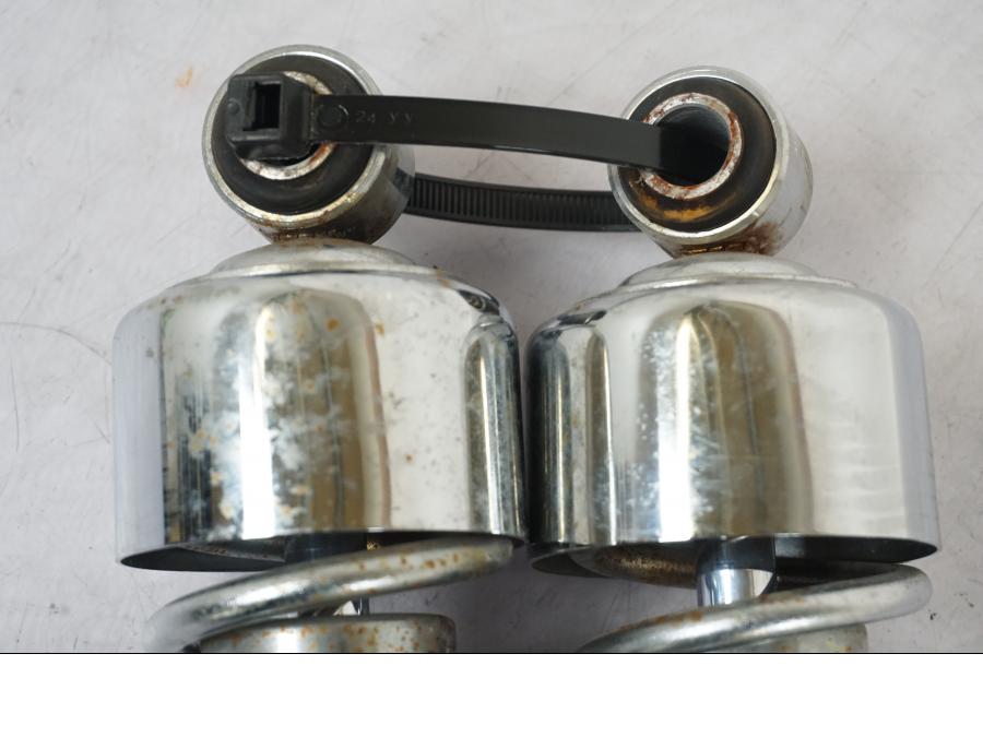 Baksidan på Stötdämpare från en H-D Sportster 883 XL -2007 motorcykel.